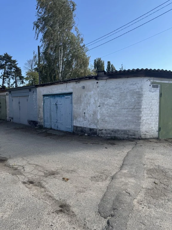 Гараж біля охорони в ГК Зоря