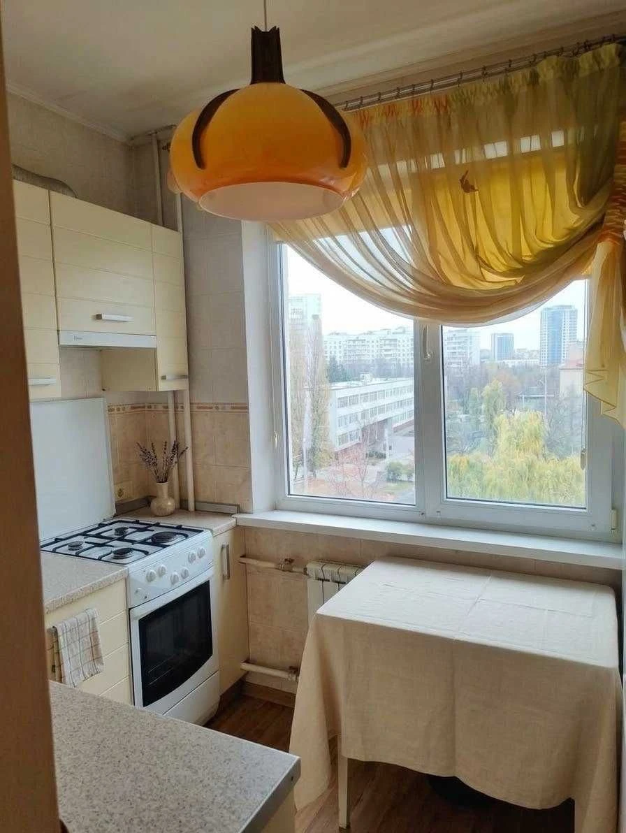 Продаю 2-кімнатну квартиру, біля метро "Алексеївська"