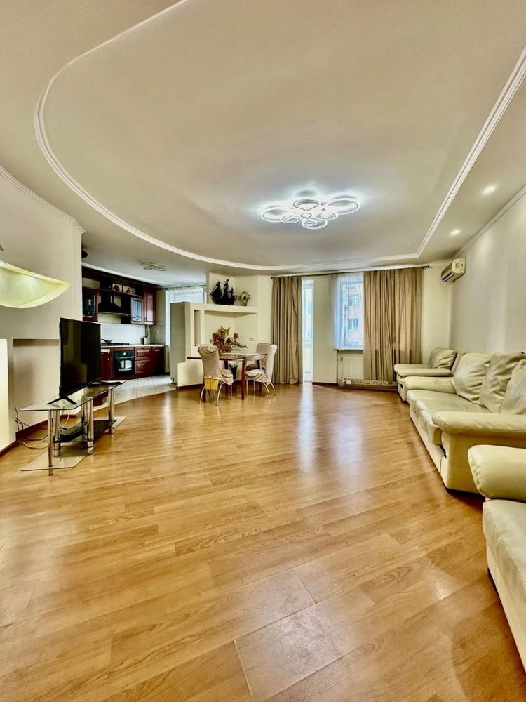 Продам 3 ком квартиру з ремонтом 9- ст В.фонтану