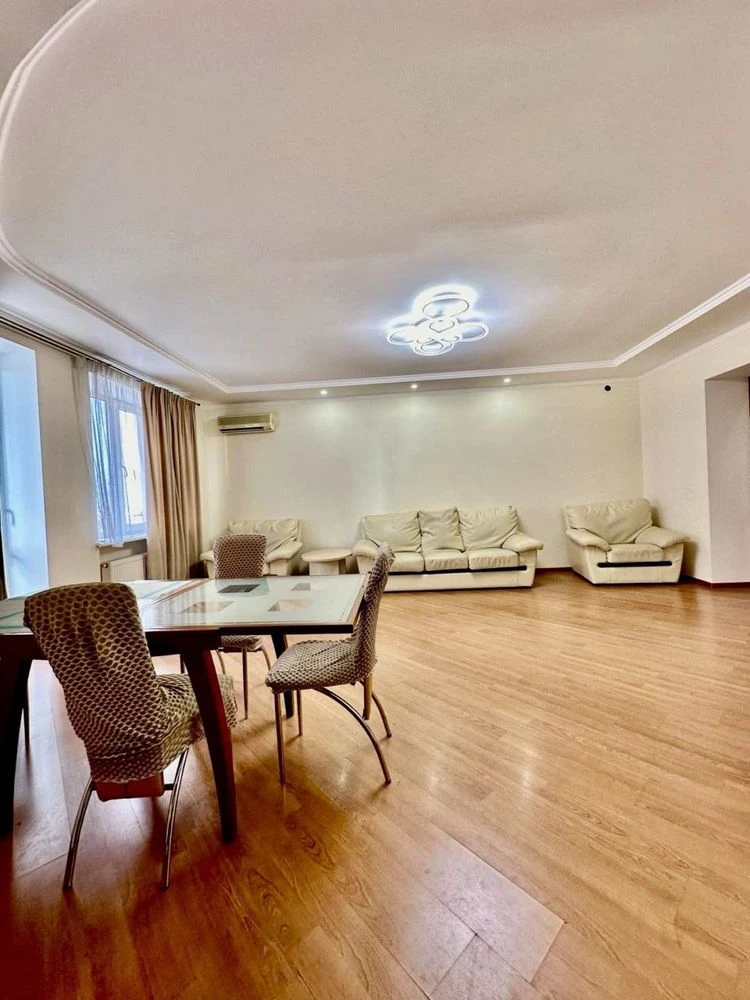 Продам 3 ком квартиру з ремонтом 9- ст В.фонтану