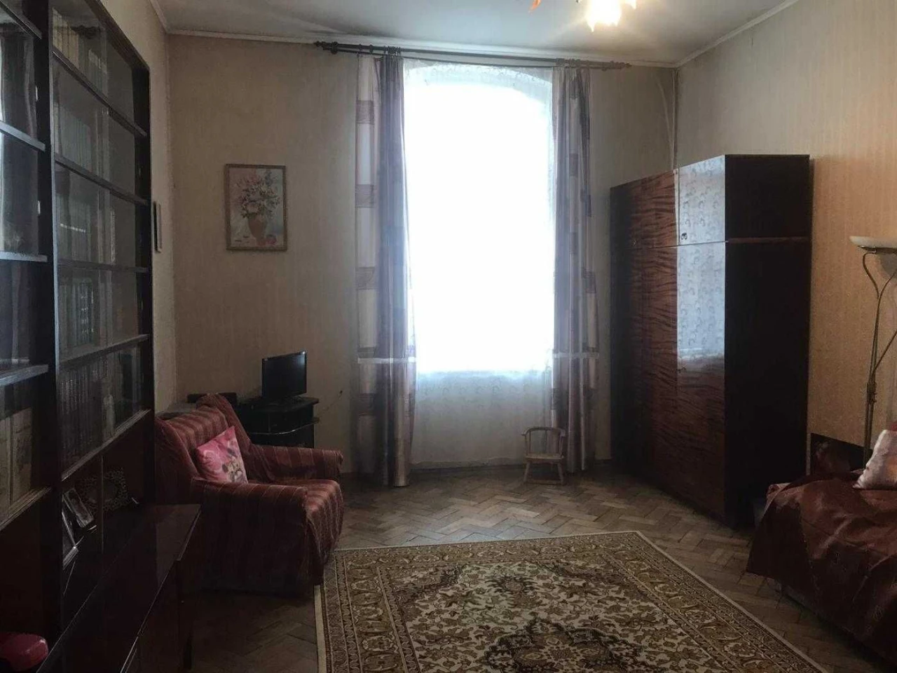 2 room apartment in Austrian building, street