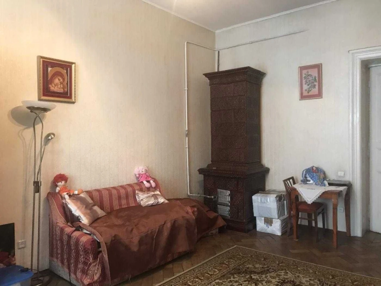 2 room apartment in Austrian building, street