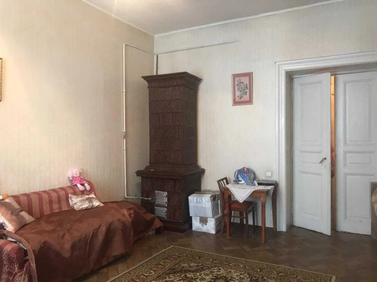 2 room apartment in Austrian building, street