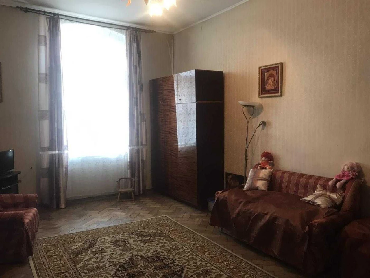 2 room apartment in Austrian building, street