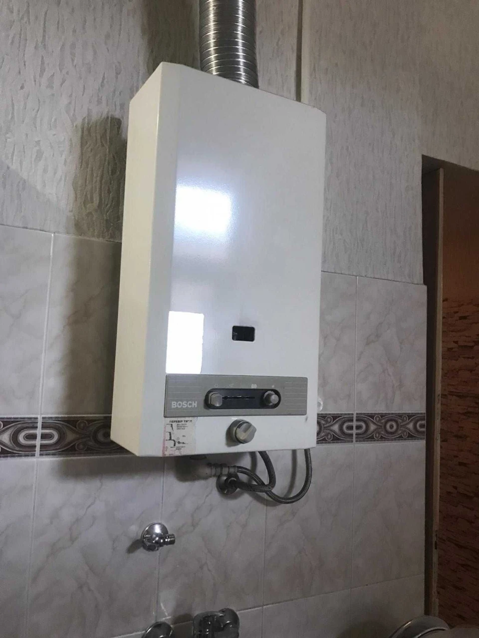 2 room apartment in Austrian building, street