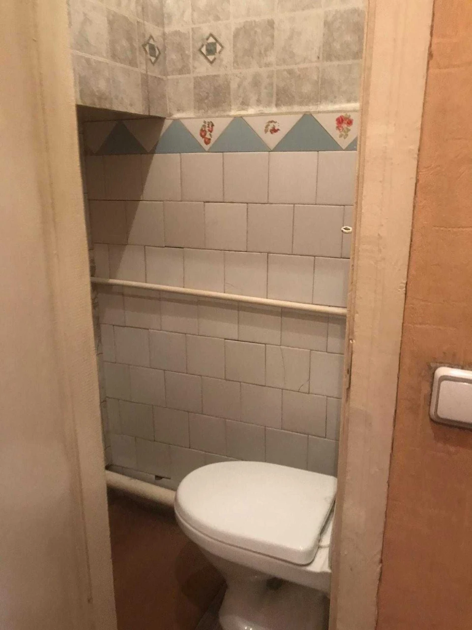 2 room apartment in Austrian building, street