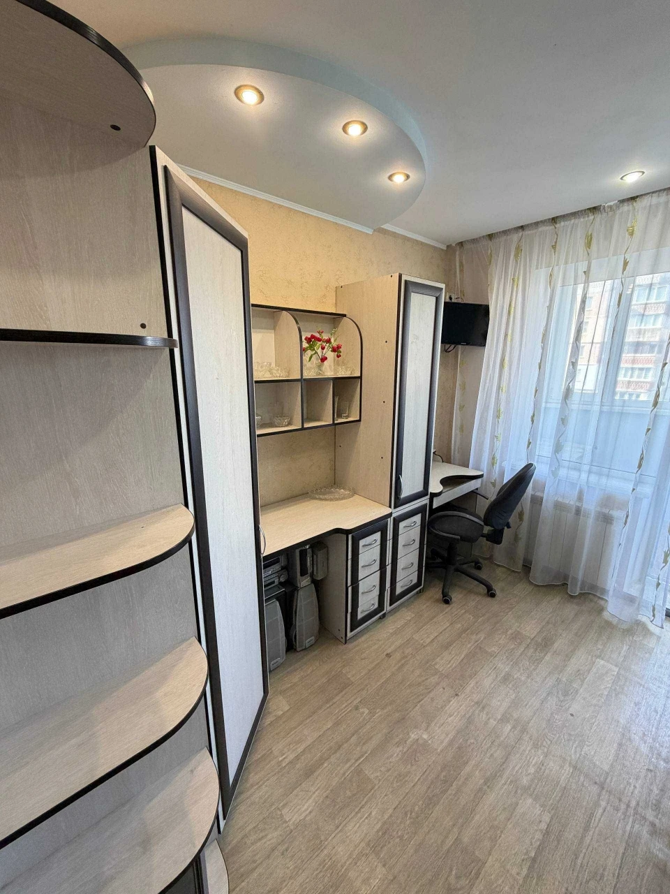 Urgent! 3 bedroom apartment on Semen Palii (Vysotsky) with furniture