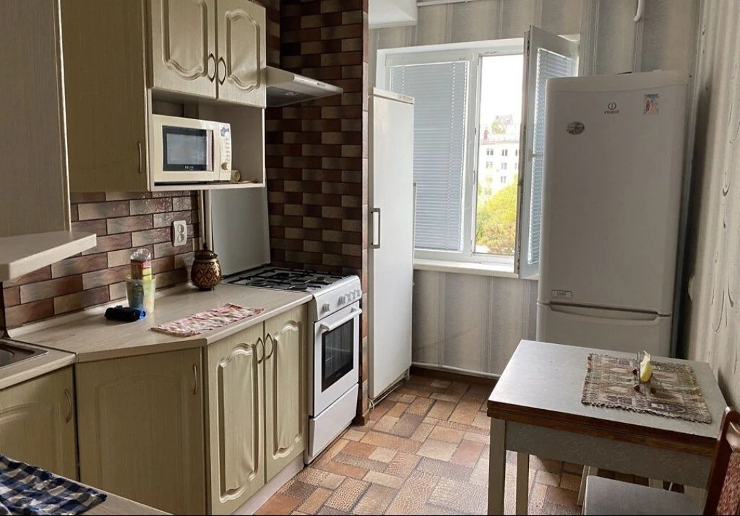 Sale of a 3-room apartment on пр. Центральний (6 Slobidska).