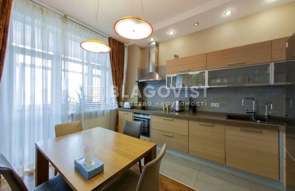 2-room apartment (97 sq m) in the "Pory Roku" residential complex, near the park