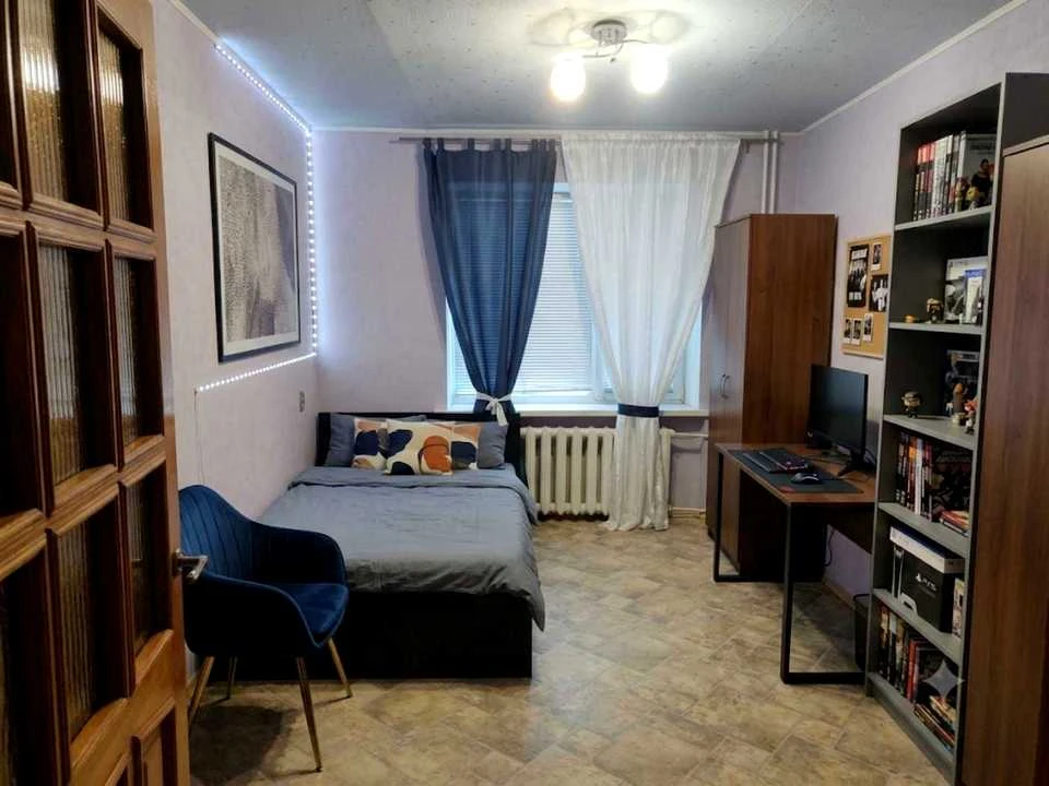 Apartment. Dnipro, residential area Topola-2, street.