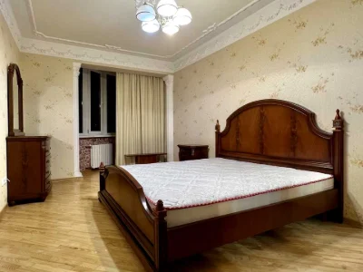 Квартира. Київ, Микільсько-Слобідська вул.