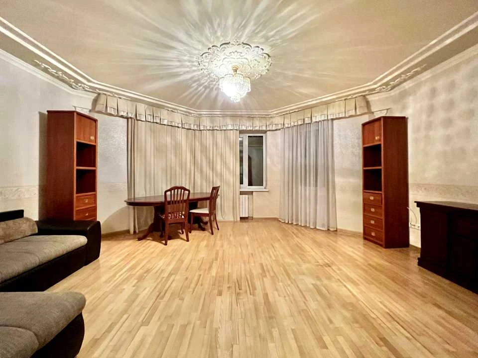 Квартира. Київ, Микільсько-Слобідська вул.
