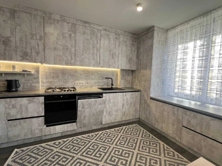 Продам 2 кімнатну квартиру з великою кухнею