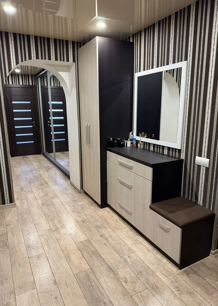 3 bedroom apartment Zaporizhye, first southern