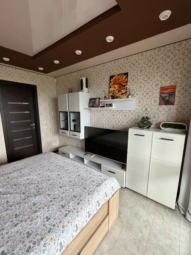 3 bedroom apartment Zaporizhye, first southern