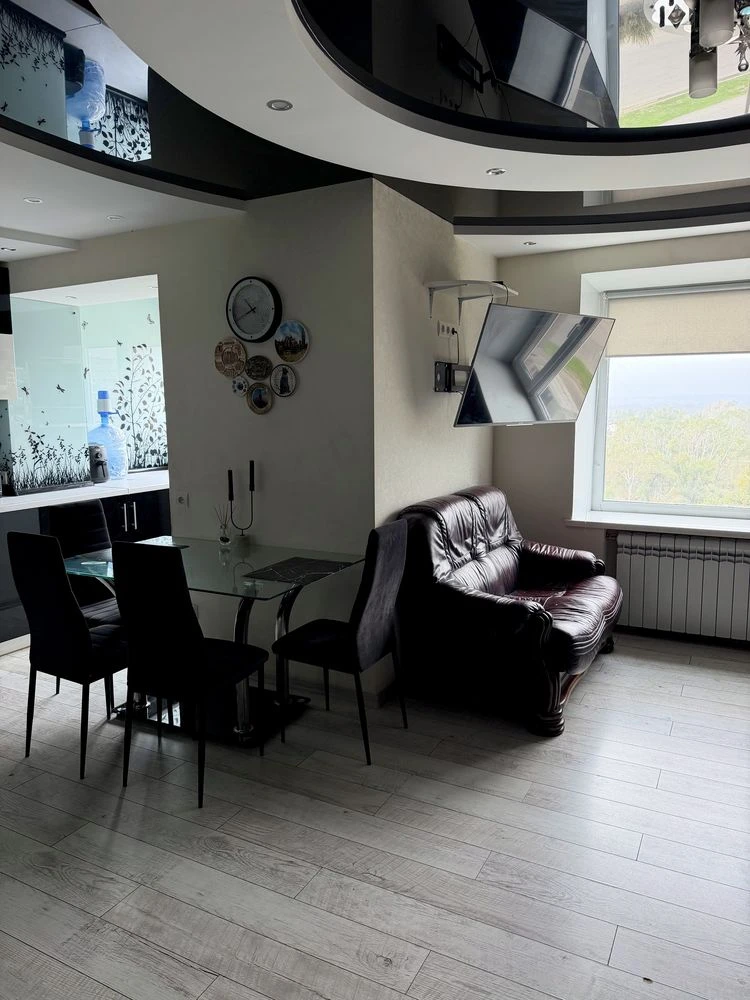 3 bedroom apartment Zaporizhye, first southern