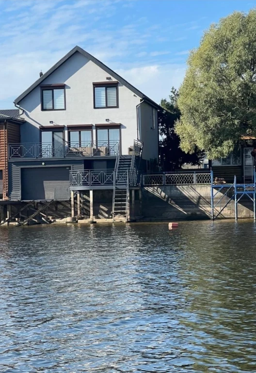 House 250 sq.m. on pier 8 (total of 8 houses on the pier)