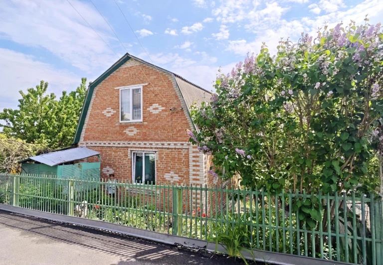 Country House with Amenities!