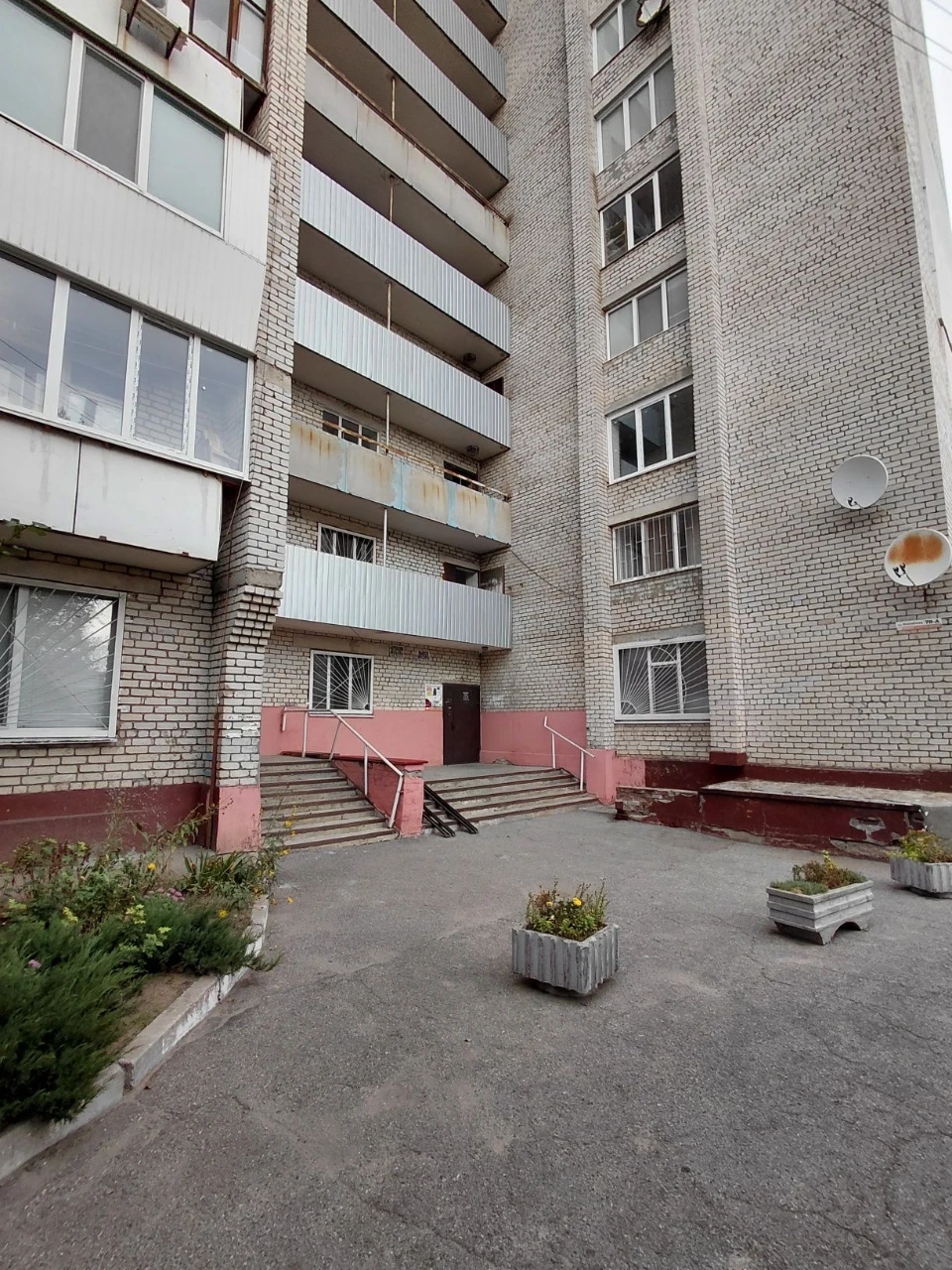 One-bedroom large apartment, brick building.
