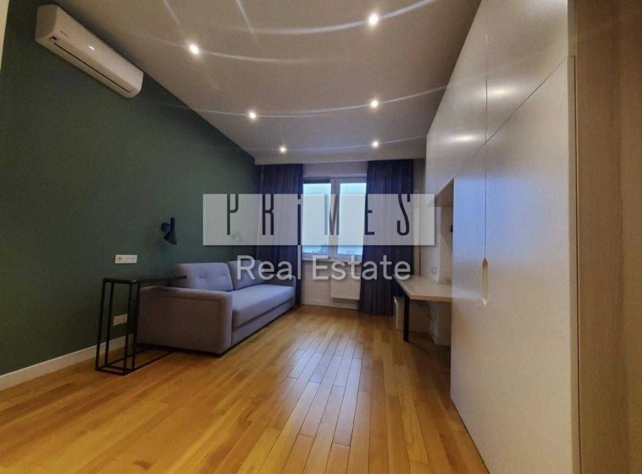 Sale of a 4-room apartment with designer renovation on Dmytrivska 80, Kyiv