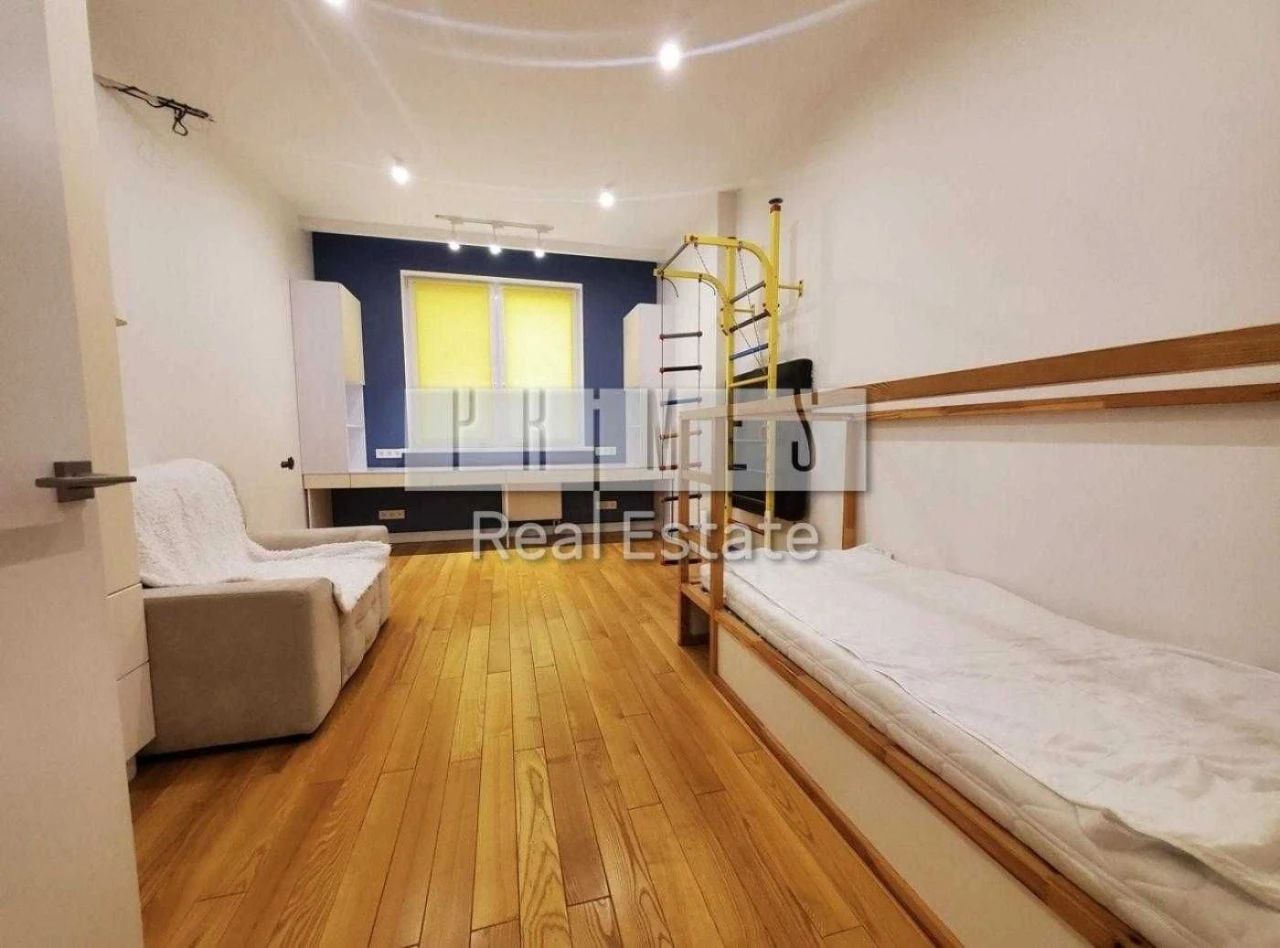 Sale of a 4-room apartment with designer renovation on Dmytrivska 80, Kyiv