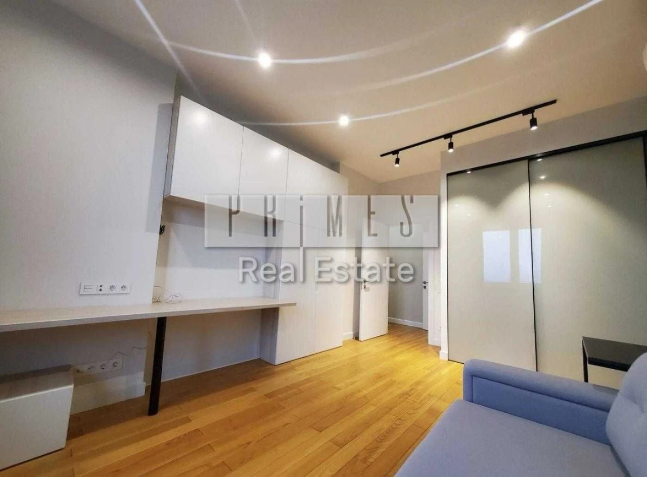 Sale of a 4-room apartment with designer renovation on Dmytrivska 80, Kyiv