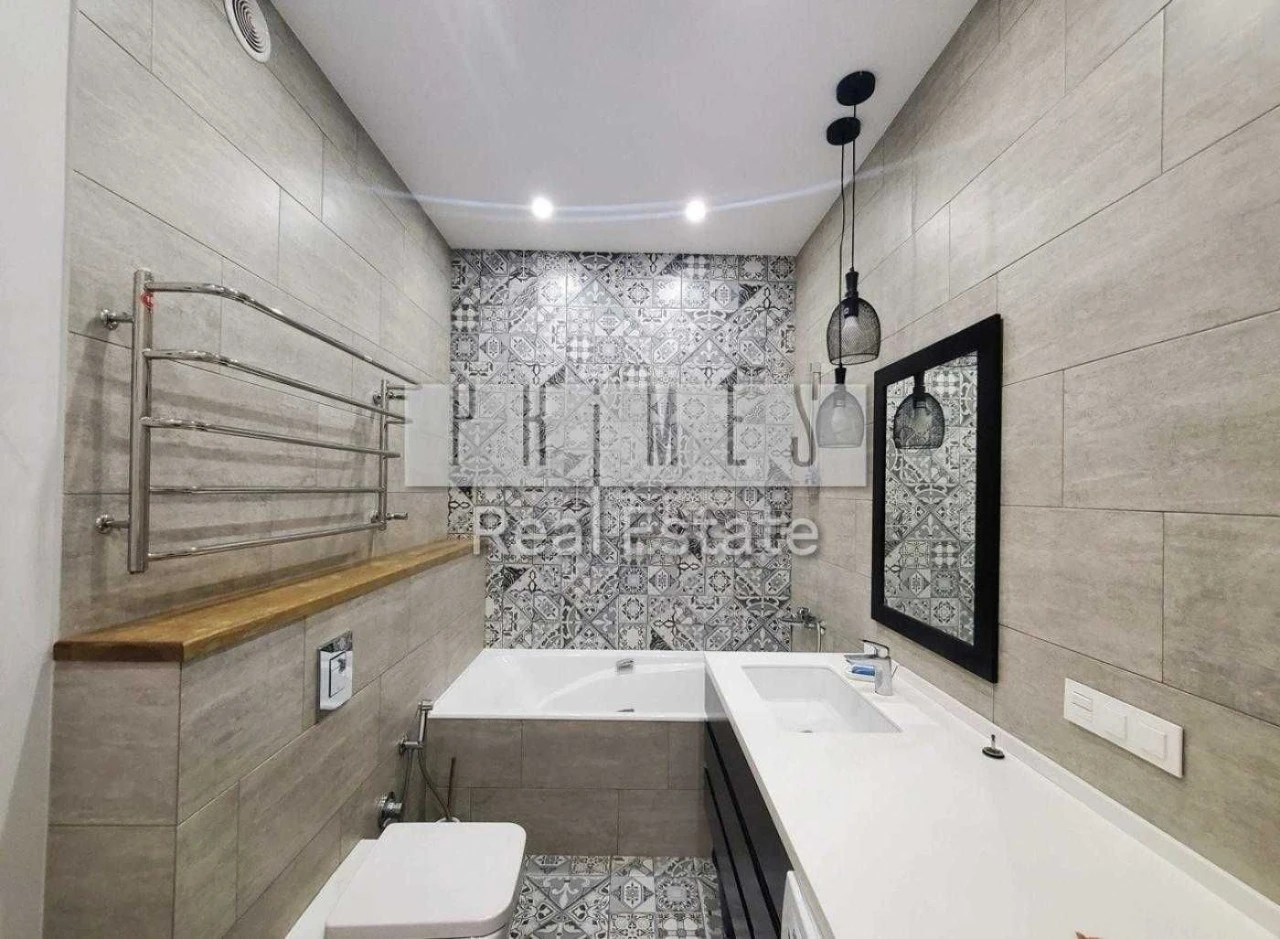 Sale of a 4-room apartment with designer renovation on Dmytrivska 80, Kyiv