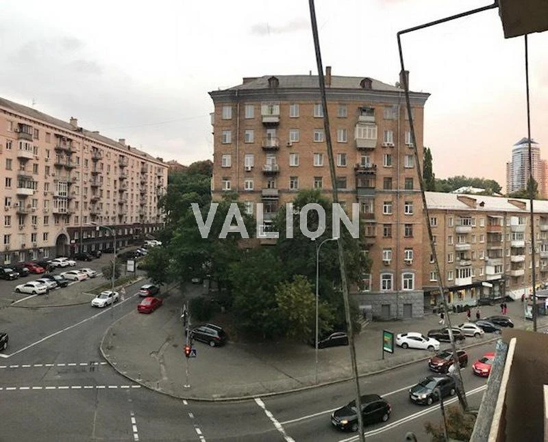 Продаж 2 кімнатної в Центрі Кловський узвіз 12а