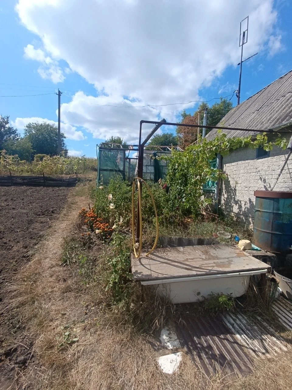 Затишна дача з чудовим краєвидом, садом та заїздом для авто