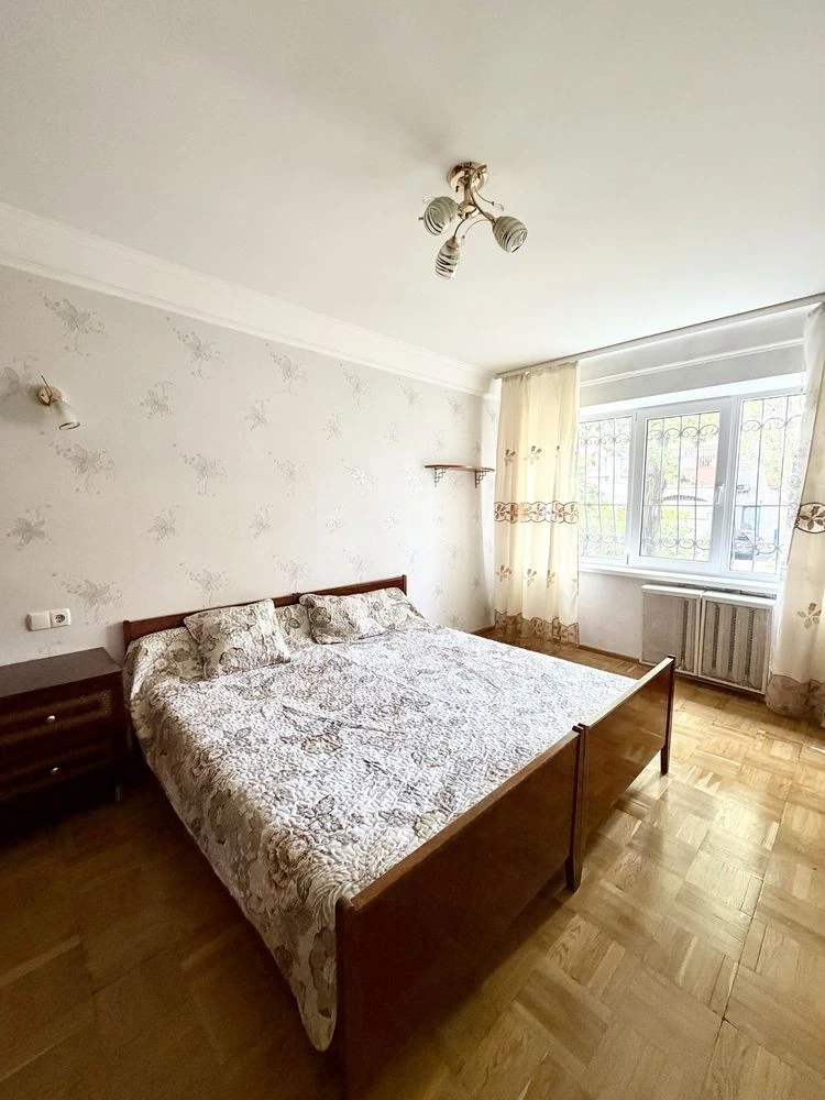 Rent 2-room apartment in Dniprovsky district, ground floor. Gas, with