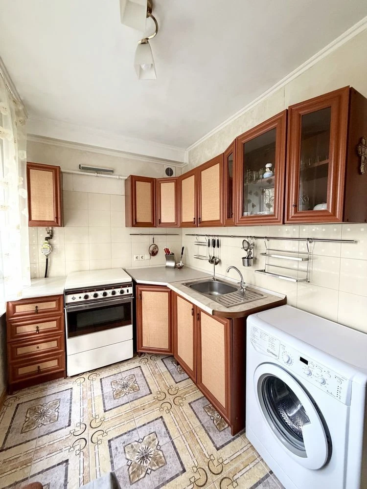 Rent 2-room apartment in Dniprovsky district, ground floor. Gas, with