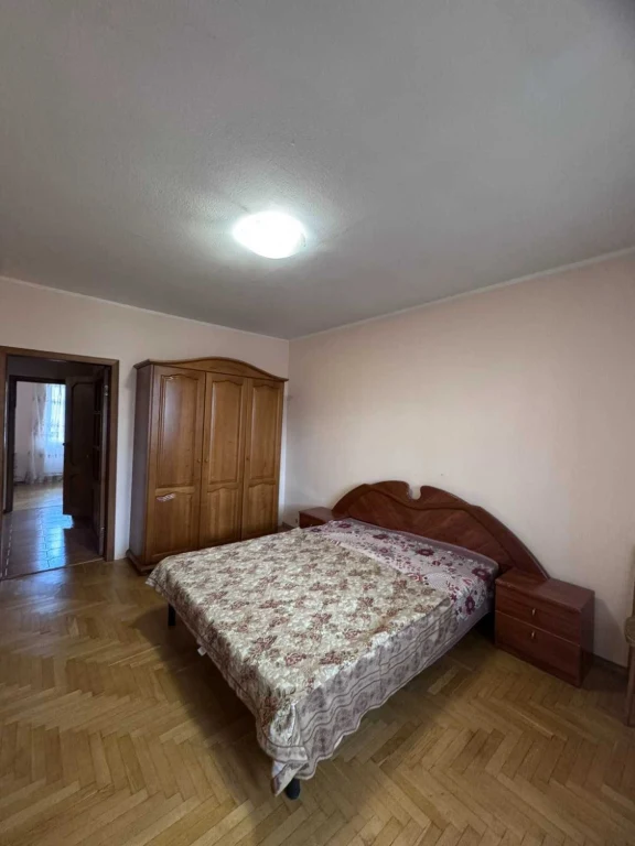 Rent 3-room apartment on the Left Bank with Gas, Sheptytsky Street 1-2