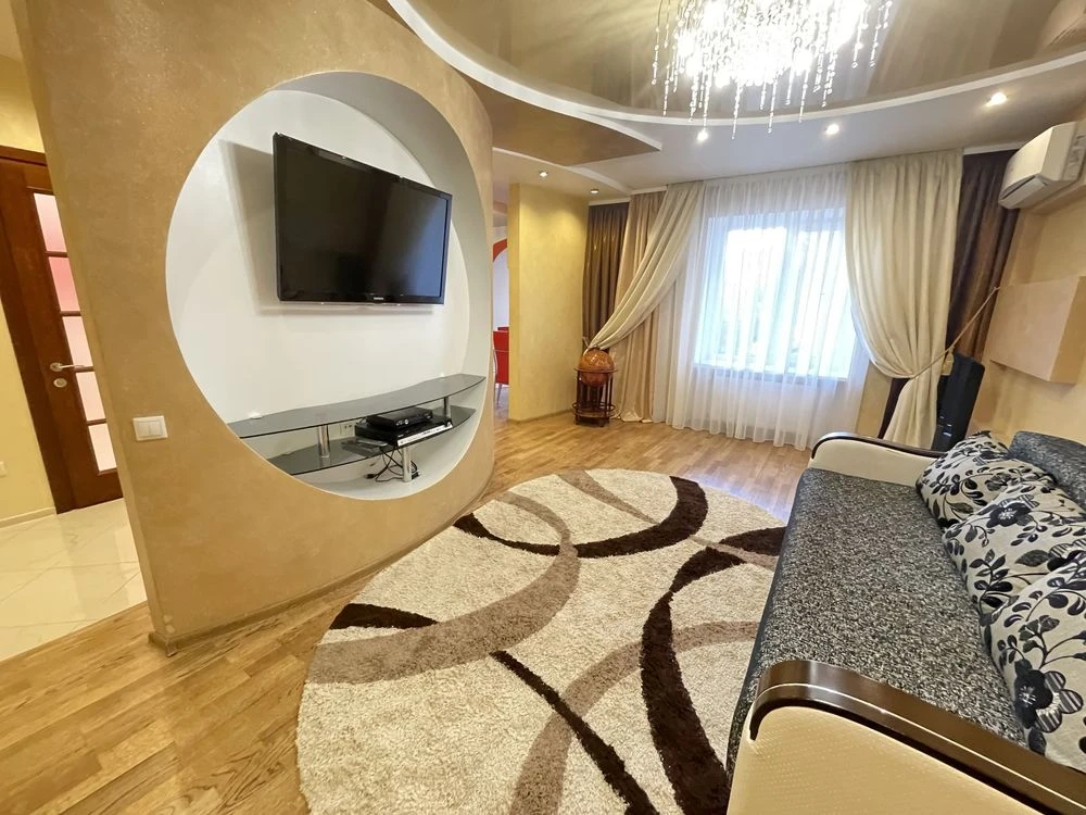 Spacious and cozy 3-room apartment (Karpenko Street)