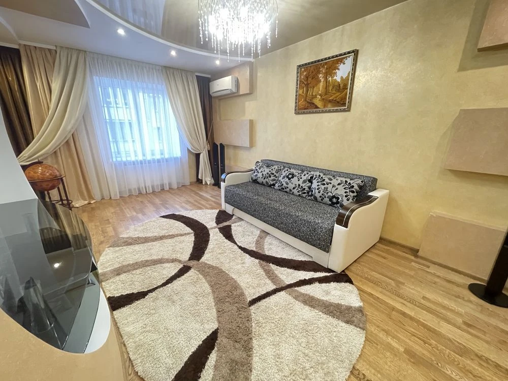 Spacious and cozy 3-room apartment (Karpenko Street)