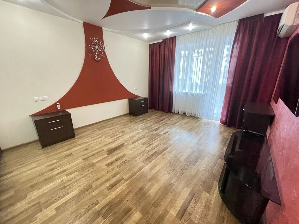 Spacious and cozy 3-room apartment (Karpenko Street)