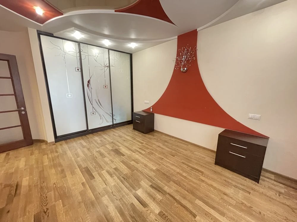 Spacious and cozy 3-room apartment (Karpenko Street)
