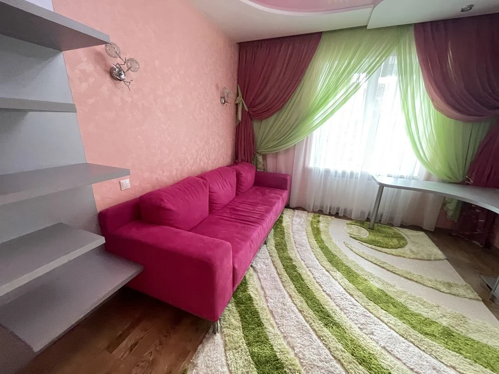 Spacious and cozy 3-room apartment (Karpenko Street)