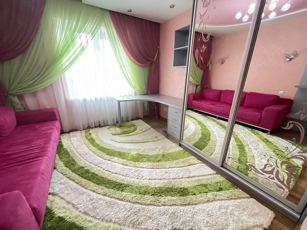 Spacious and cozy 3-room apartment (Karpenko Street)