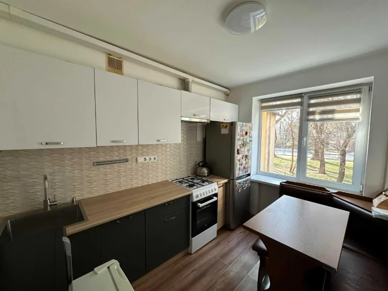 Продам простору 2-ну квартиру в центрі міста.
