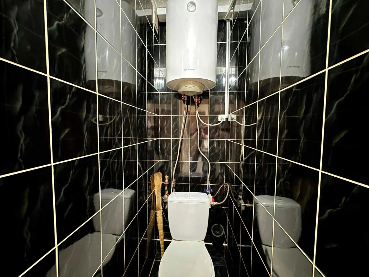 Продам простору 2-ну квартиру в центрі міста.