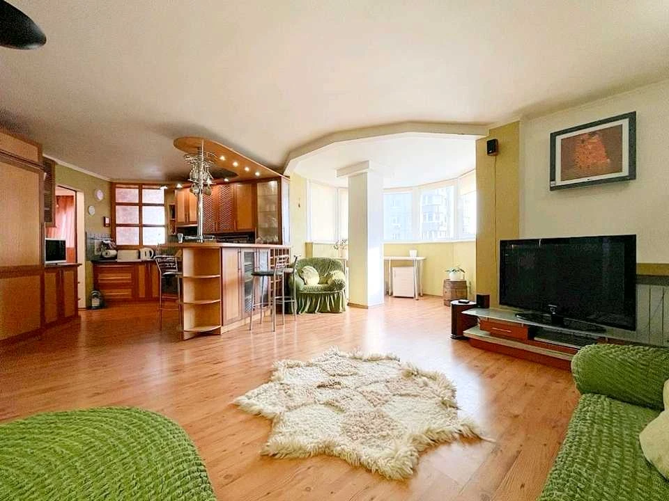 Apartment. Obolonska Pl.