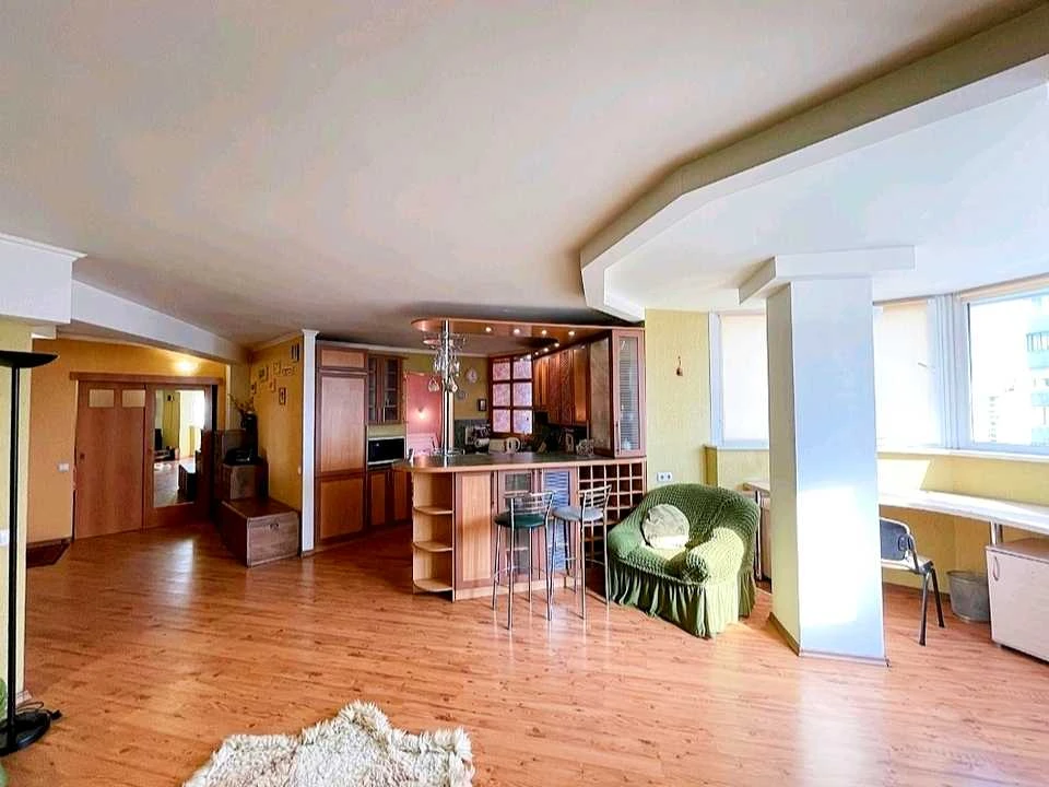 Apartment. Obolonska Pl.