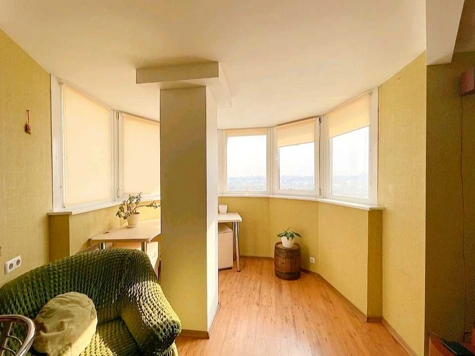 Apartment. Obolonska Pl.