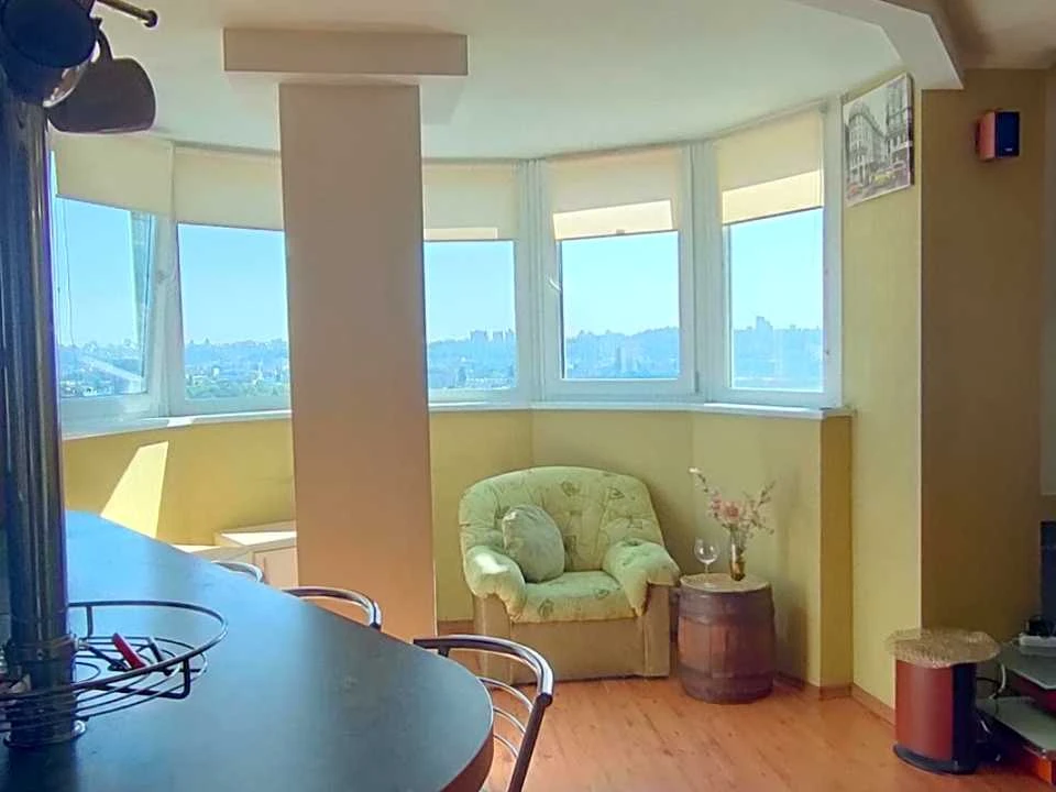 Apartment. Obolonska Pl.