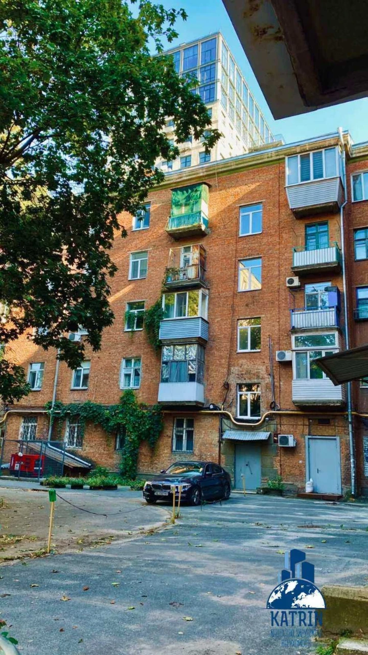 Продається 4-кімнатна квартира в центрі міста, проспект Яворницького