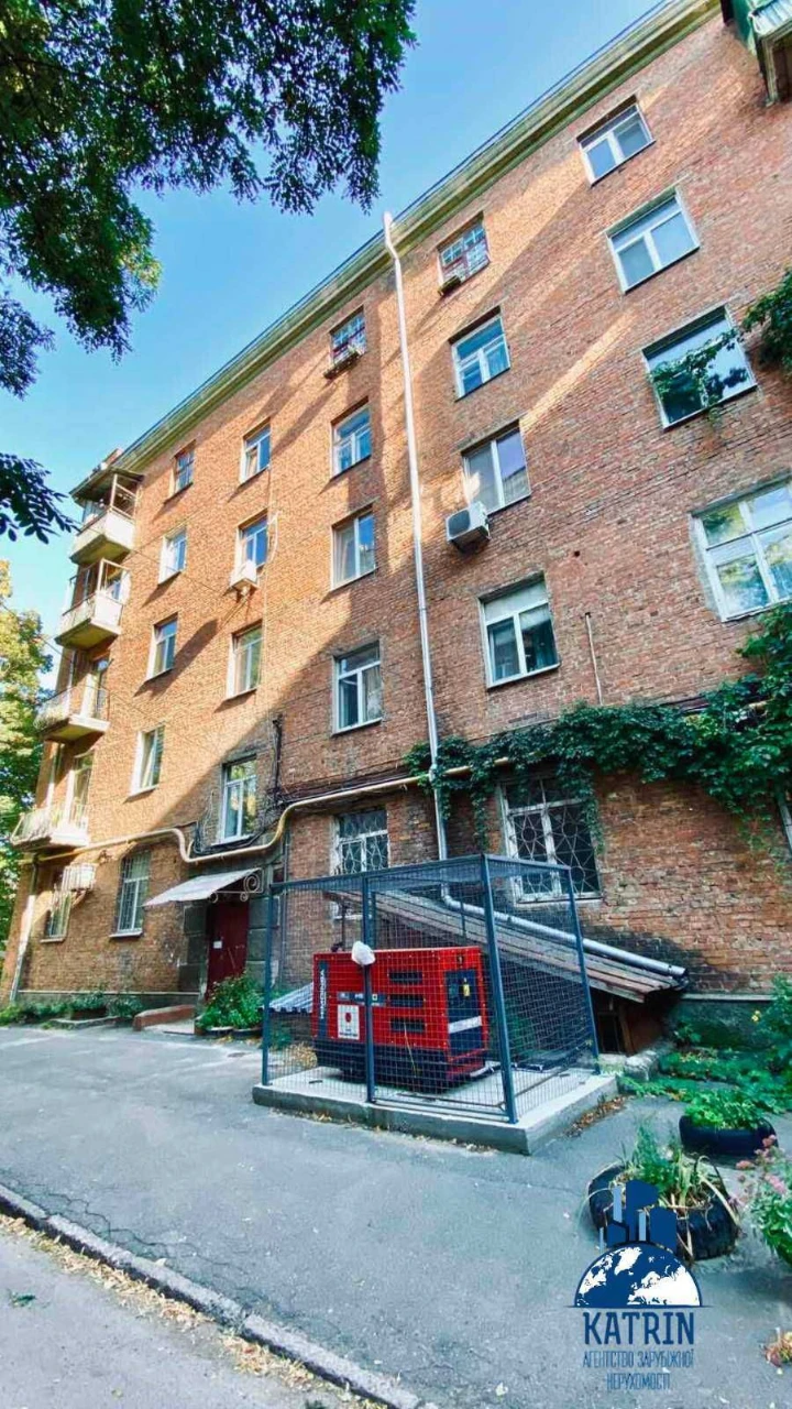 Продається 4-кімнатна квартира в центрі міста, проспект Яворницького