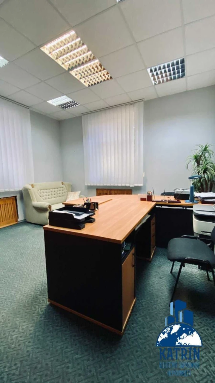 Продається 4-кімнатна квартира в центрі міста, проспект Яворницького