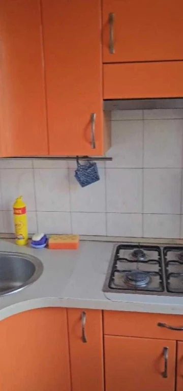 Продається чудова 3-кімнатна квартира, біля метро Спортивна.