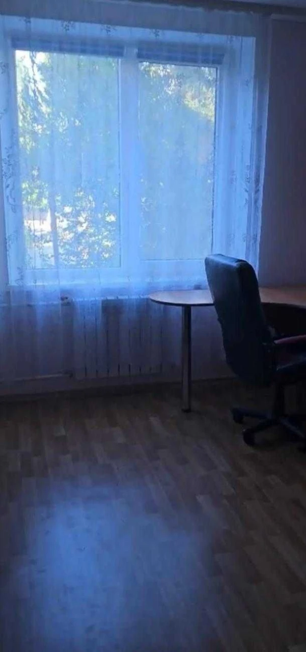 Продається чудова 3-кімнатна квартира, біля метро Спортивна.