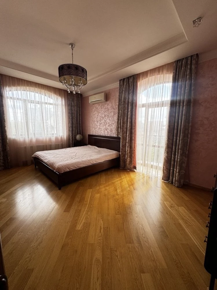 Продається розкішний цегляний будинок , у якому відчувається